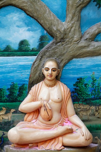 Lors de sa visite à Vrindavana, Sri Caitanya Mahaprabhu chantait quotidiennement le japa à Imli Tala (arbre tamarin), qui se trouvait à l