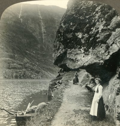 Où la route se glisse sous les falaises surplombantes par les eaux du Nerofjord, Norvège, vers 1905 - Unbekannt