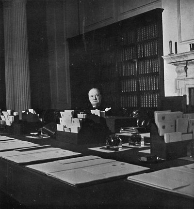 Winston Churchill dans la salle du Cabinet du 10 Downing Street, années 1940, 1945 - Unbekannt
