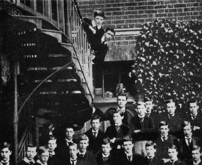 Winston montant un escalier, tandis que la classe pose, vers 1889 - Unbekannt