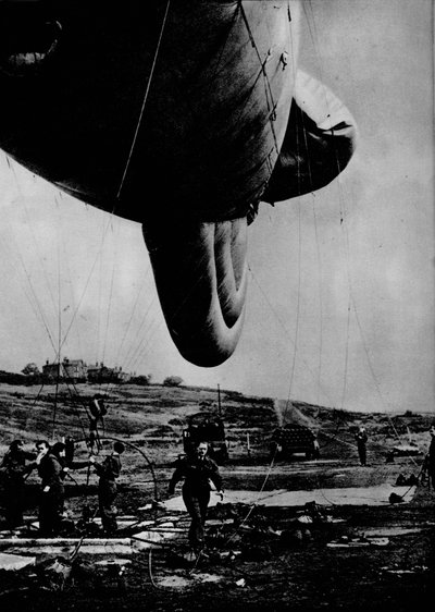 Femme de la WAAF manipulant un ballon de barrage, 1943 - Unbekannt