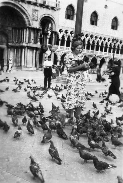 Femme entourée de pigeons, place Saint-Marc, Venise, Italie - Unbekannt
