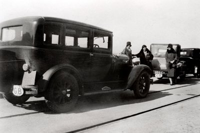 Femmes et voitures garées, 1930 - Unbekannt