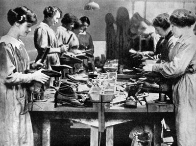 Femmes cordonnières réparant des chaussures pour l
