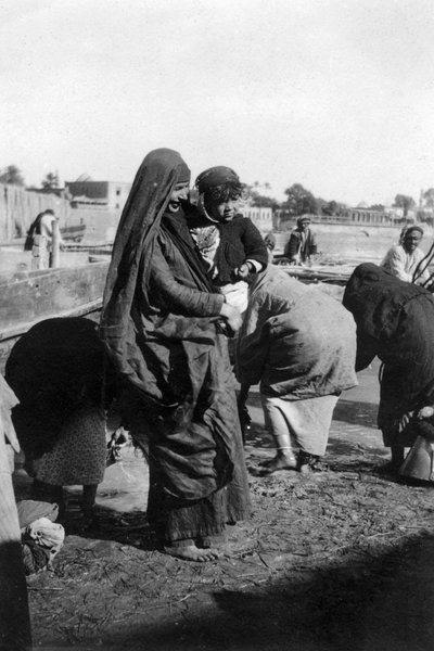 Femmes collectant de l
