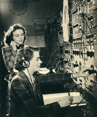 Les femmes ont pris les emplois des hommes. Salle de contrôle de la BBC pendant la diffusion d
