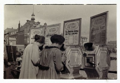 Femmes regardant des machines 