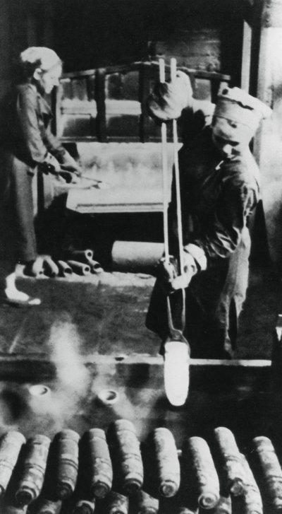 Femmes fabriquant des douilles dans une usine russe, Seconde Guerre mondiale, 1943 - Unbekannt