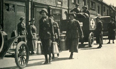 Femmes réservistes livrant du lait à un hôpital, Première Guerre mondiale, vers 1914-1918, vers 1920 - Unbekannt