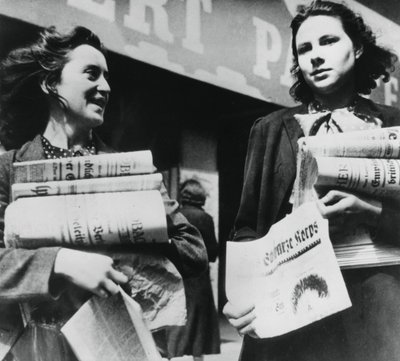 Femmes vendant des journaux allemands, Paris occupé par les Allemands, 19 juillet 1940 - Unbekannt
