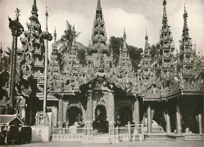 Sanctuaires en bois sculpté avec mosaïque de verre à la pagode Shwe Dagon, Rangoon, 1900 - Unbekannt