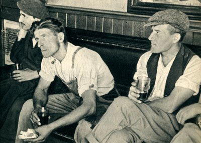Ouvriers dans une auberge anglaise écoutant M. Churchill, 1942 - Unbekannt
