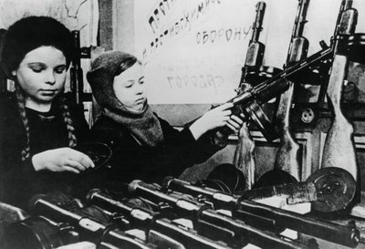 Jeunes filles assemblant des mitrailleuses dans une usine russe, 1943 - Unbekannt