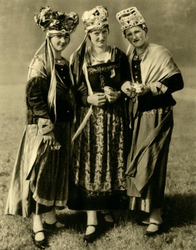 Jeunes femmes en costume traditionnel, Styrie, Autriche, vers 1935 - Unbekannt