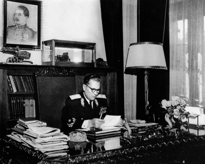 Le leader yougoslave Maréchal Josip Broz Tito dans son bureau, Belgrade, Yougoslavie, vers 1946-1947 - Unbekannt