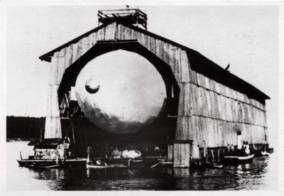 Zeppelin LZ1 dans un hangar flottant à Manzell, Friedrichshafen, Allemagne, 1900 - Unbekannt