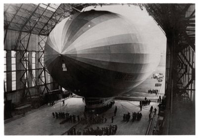 Zeppelin LZ 127 Graf Zeppelin entrant dans son hangar - Unbekannt