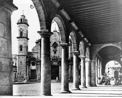 Une vue de la vieille place de la cathédrale de La Havane encadrée par les magnifiques arches d
