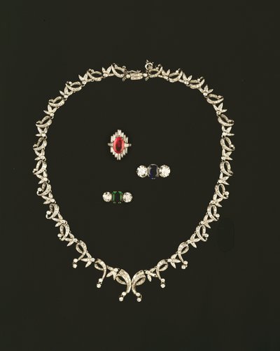 Collier de design Art Déco en rouleau et feuille ; bague en rubis et diamant baguette ; bague en saphir et diamant trois pierres ; bague en émeraude et diamant trois pierres - Unbekannt Unbekannt