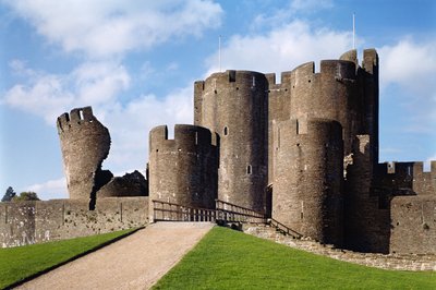 Château de Caerphilly, vue extérieure montrant le pont et la Tour Penchée, École anglaise (13ème siècle), achevé en 1277, Glamorgan, Pays de Galles - Unbekannt Unbekannt