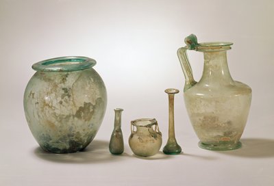 Collection de verre romain : urne cinéraire ; verrerie funéraire et cruche, Ier-IVe siècle - Unbekannt Unbekannt