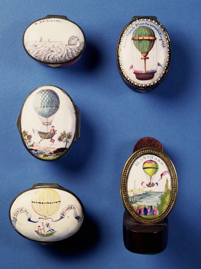 Boîtes à patch en émail anglais, représentant des montgolfières ; crochet de manteau en métal doré représentant le ballon de Blanchard traversant la Manche, fin du 18e siècle - Unbekannt Unbekannt