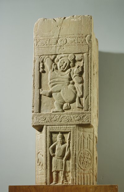Pilier en calcaire verdâtre avec un nain dansant et un soldat scythe, Nagarjunakonda, AP, 3e siècle apr. J.-C. - Unbekannt Unbekannt