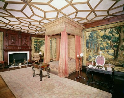 Tentures et couvre-lit en satin rouge et tissu d
