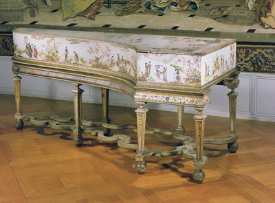 Clavecin, figures chinoises sur fond de laque blanche par l