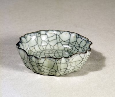 Lave-pinceau en grès Kuan moulé avec huit lobes et un bord festonné, dynastie Song (960-1279) - Unbekannt Unbekannt