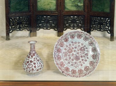Bouteille en forme de poire décorée en rouge sous glaçure avec des branches de chrysanthème enroulées, période Hung Wu (1368-98) - Unbekannt Unbekannt
