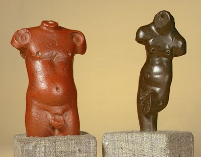 Torso masculin en grès rouge et danseur en grès gris, Harappa, 2300-1750 av. J.-C. - Unbekannt Unbekannt