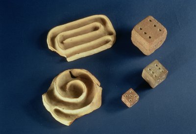Dés en grès et jeu de labyrinthe en terre cuite, Harappa, 2300-1750 av. J.-C. - Unbekannt Unbekannt