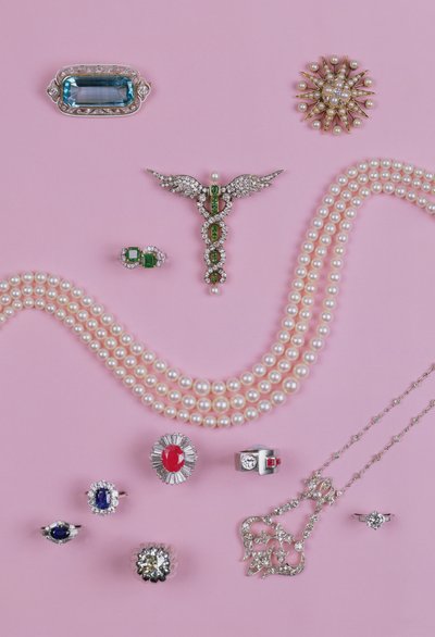 Sélection de bijoux victoriens et édouardiens : broche en aigue-marine, broche étoile à dix branches, pendentif en diamant et platine, bagues en saphir, rubis et émeraude - Unbekannt Unbekannt