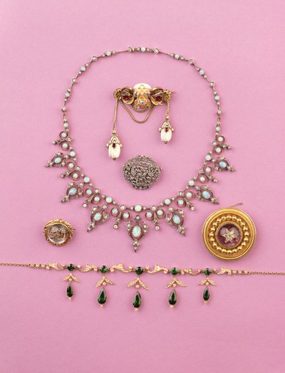 Sélection de bijoux victoriens : collier à franges en tourmaline et perles fendues ; broche ovale en diamant taillé en rose ; collier en opale et diamant ; broche étoile en améthyste cabochon ; cristal d