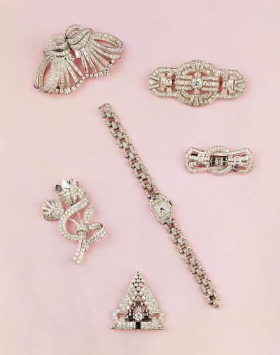 Sélection de bijoux en diamant : broche en diamant en forme de spray baguette et marquise ; clip en diamant Art Déco ; broche en diamant en panneau ; montre-bracelet en diamant pour femme - Unbekannt Unbekannt
