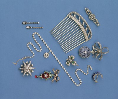 Sélection de bijoux en diamant : peigne à cheveux ; collier à collet gradué ; broche croissant en saphir ; pendentif en émail carbuncle ; montre à gousset ; broche étoile - Unbekannt Unbekannt