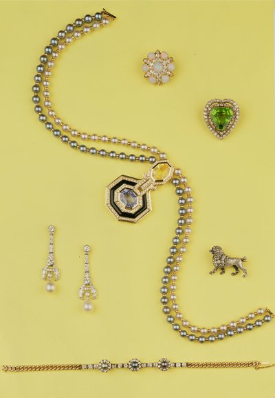 Sélection de bijoux : collier de perles de culture style Art Déco avec saphirs jaunes et bleus ; boucles d