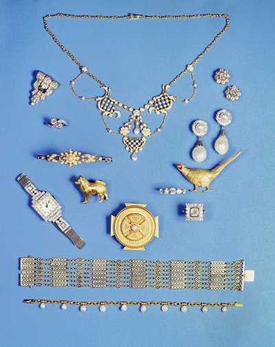 Sélection de bijoux : pendentif en perles et or ; broche Art Déco en diamants ; boucles d