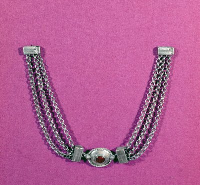 Collier en argent comprenant une cornaline, dans un cadre ovale bordé d