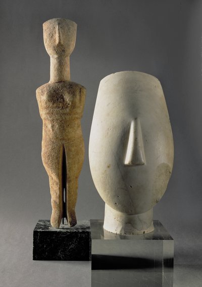 Figurine aux bras croisés, Cycladique ; tête de femme, fragment de statue, de Keros, Période Cycladique Ancienne II vers 2700-2400 av. J.-C. - Unbekannt