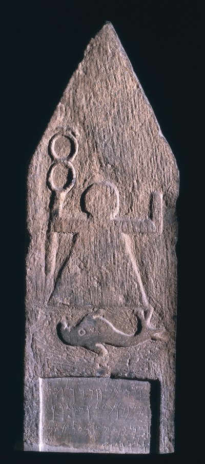 Stèle votive représentant Tanit, déesse de Carthage, tenant un caducée avec un dauphin et une inscription en dessous, phénicienne, de Tophet El-Horfa, Algérie, IIe-Ier siècle av. J.-C. - Unbekannt