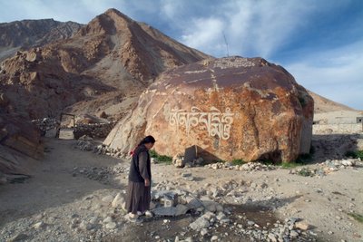 Une femme de village ladakhi puisant de l