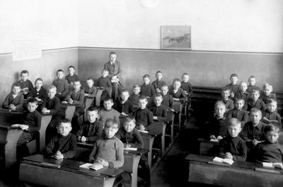 Une classe de garçons, les écoliers sont en uniforme - Unbekannter Künstler