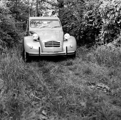 Une famille voyageant dans leur Citroën 2CV, Monza - Bartolome Esteban and studio Murillo