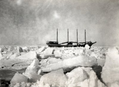 Un navire à quatre mâts naviguant parmi les icebergs - Unbekannter Künstler