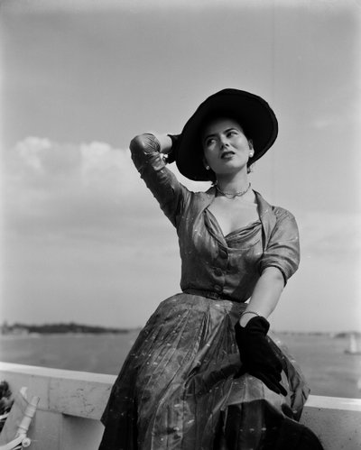 Un mannequin portant des créations de Christian Dior à Venise, 3 juin 1951 : Gants noirs et chapeau - Unbekannt