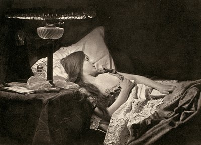Une jeune femme dormant sur des draps brodés candides dans un lit - Unbekannter Künstler