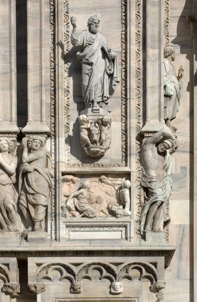 Architecture : statue de Saint Luc (1811), et bas-relief représentant l