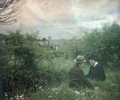 Autochrome anonyme - Touraine et ses châteaux: Le couple de C près du château, Chinon, France - Unbekannter Künstler